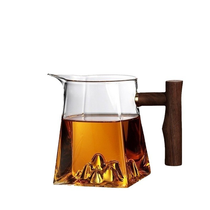 Wooden handle fair cup, household high borosilicate high-temperature resistant glass tea sea distributor, square glass mountain-viewing fair cup Item Picture