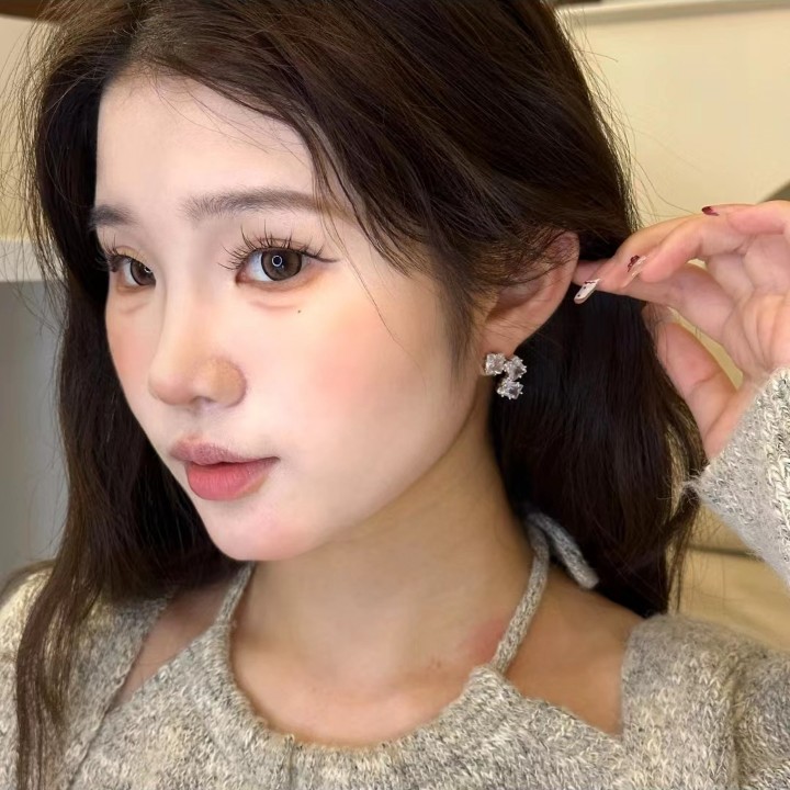 This is a minimalist and niche design from Europe and America, with exaggerated ins zirconium-inlaid super glittering square opal stones. It's the same style of sugar stud earrings and earrings as the blogger Application Scenario