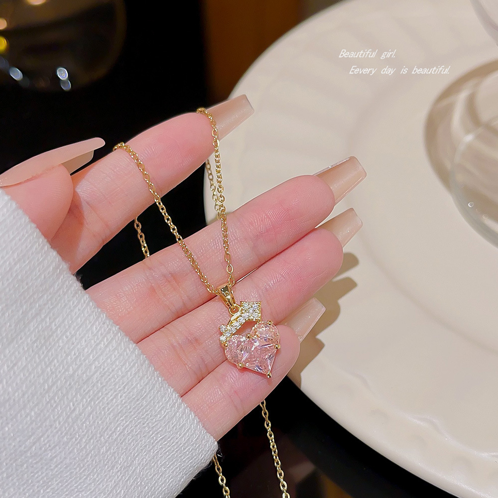 New Korean-style accessories: Heart-shaped necklace, women's design sense, heart-shaped neck chain, high-end and sweet collarbone chain, titanium steel jewelry details Picture