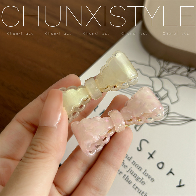 Cute jelly-colored acetate bow hair clip with a side clip, a sweet and girlish bangs clip Application Scenario