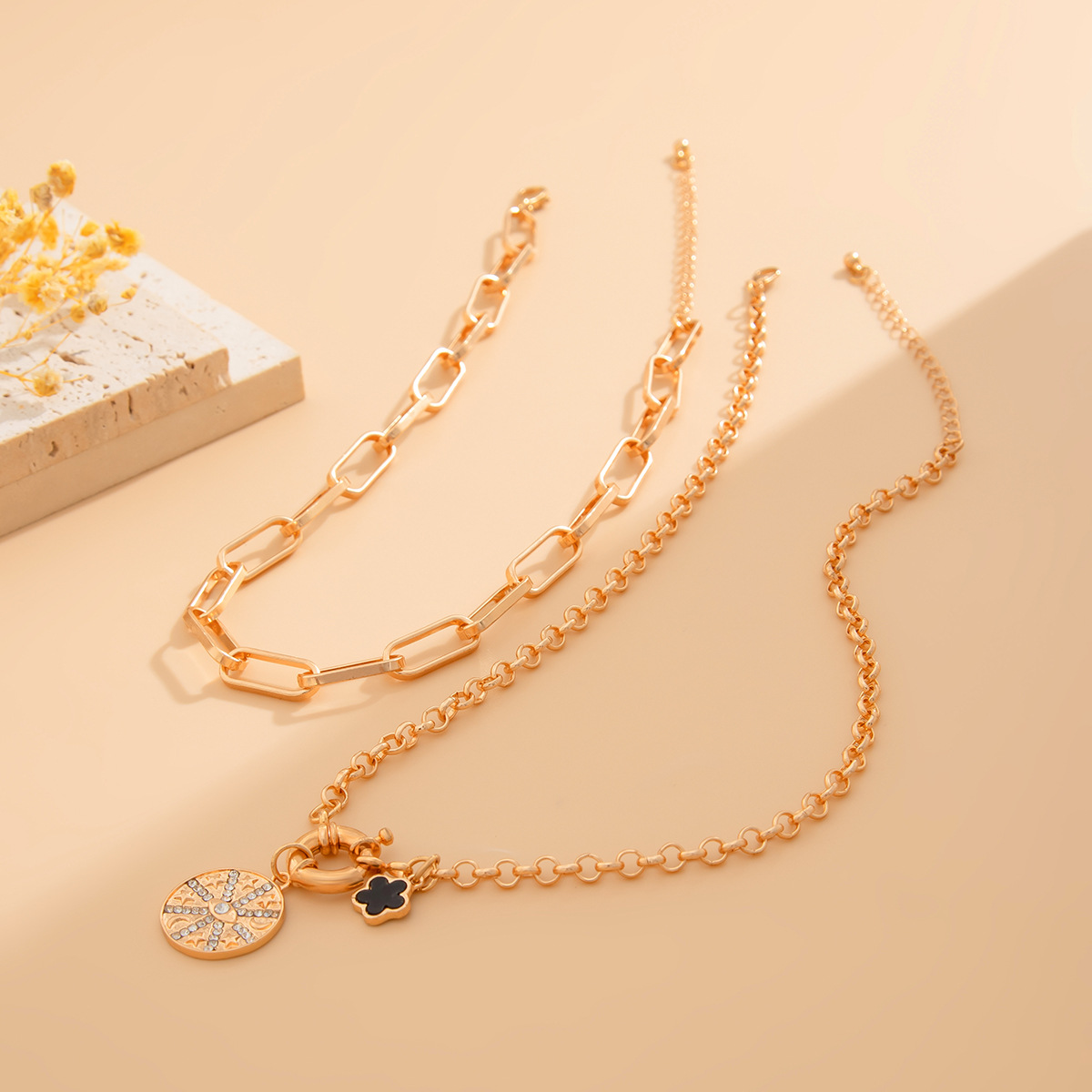 European and American cross-border jewelry hip-hop style alloy Guba necklace 3-piece set, round spring buckle collarbone chain set Application Scenario