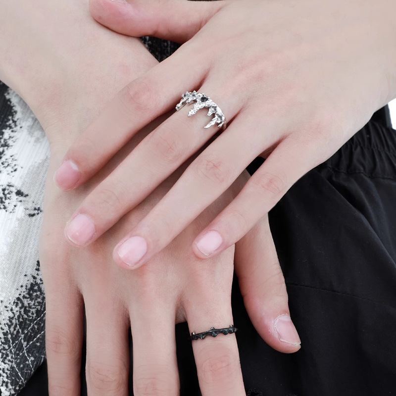Dark zircon cool crown color-blocked open ring, a niche design for women with a sense of sophistication. The index finger ring can be stacked and removed Specification drawing
