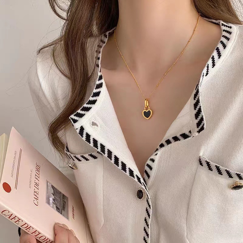 Black and white double-sided shell heart pendant necklace for women, Korean retro, simple and individual heart collarbone chain necklace accessory Application Scenario