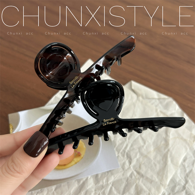 Very unique and stylish ~ French retro black amber niche hair clipper with a moderate amount ~ Acetate shark clipper Application Scenario