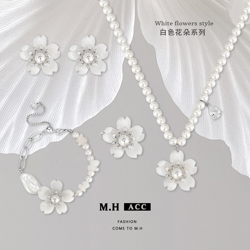 The original design of the white flower series is elegant, fashionable, versatile and high-end. It features stud necklaces, bracelets and other accessories for women full figure