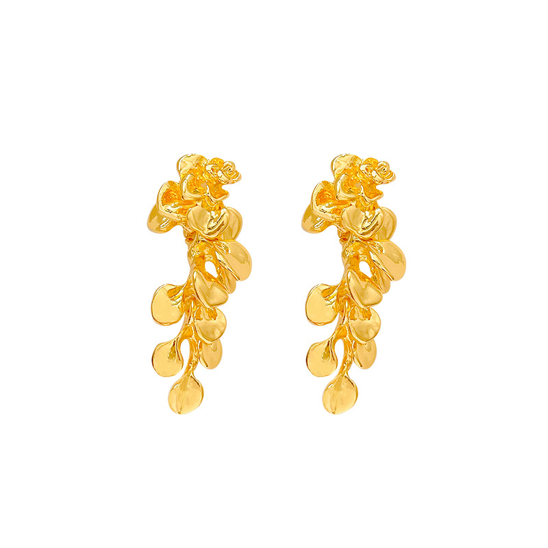 Gilded broken leaf retro gold leaf tassel earrings for women, exaggerated and fashionable stud earrings, high-end and niche style earrings for autumn and winter Item Picture