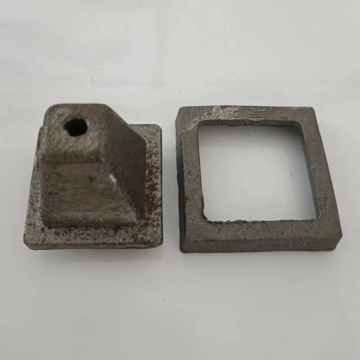 Metal shelves, cast steel conical stacking feet, bowls, square tubes, bottom feet, work position tools, spring pins, cast iron feet, cups, and ankles undefined