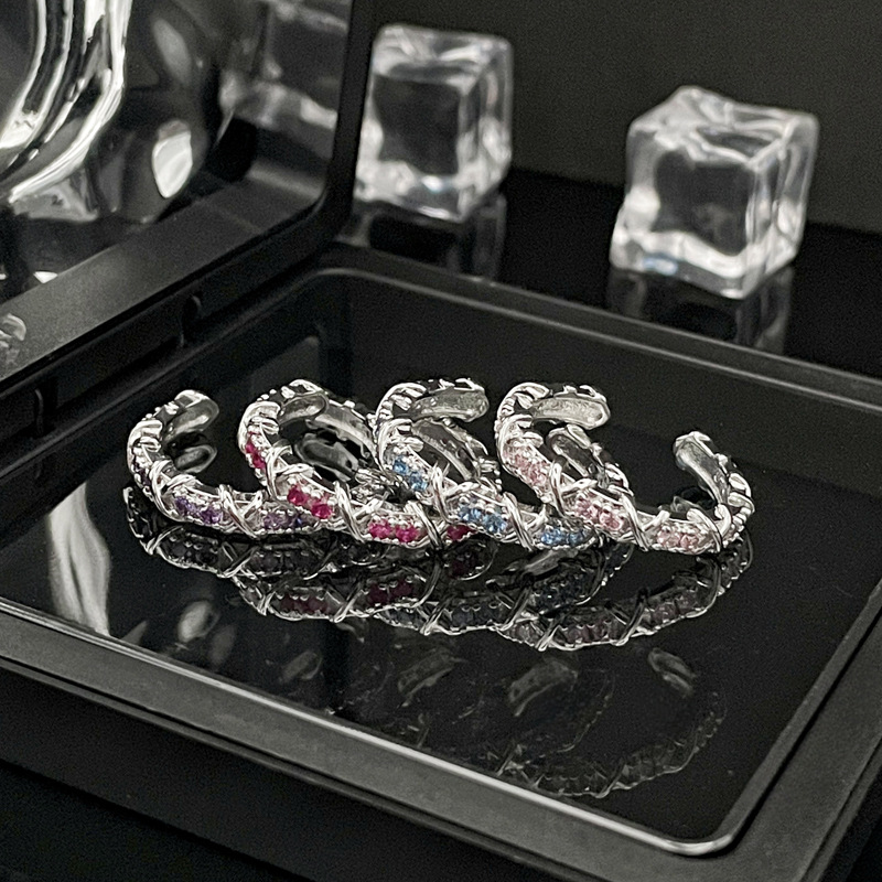 This is a simple and elegant open-top ring with a niche design and a touch of light luxury. It is a versatile and stylish ring accessory for women on Instagram Application Scenario