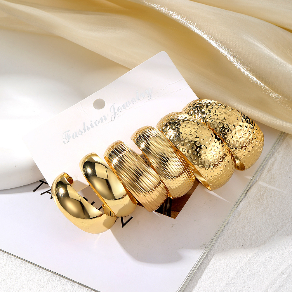 A set of 3 pieces of new high-end gold individual exaggerated alloy earrings and creative circular earrings from Europe and America Specification drawing