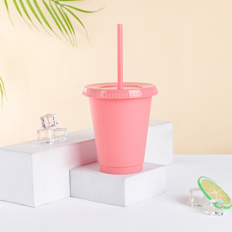 Cross-border exclusive plastic straw cups, children's frosted portable cups, milk tea beverage drinking cups, 16oz factory wholesale Application Scenario