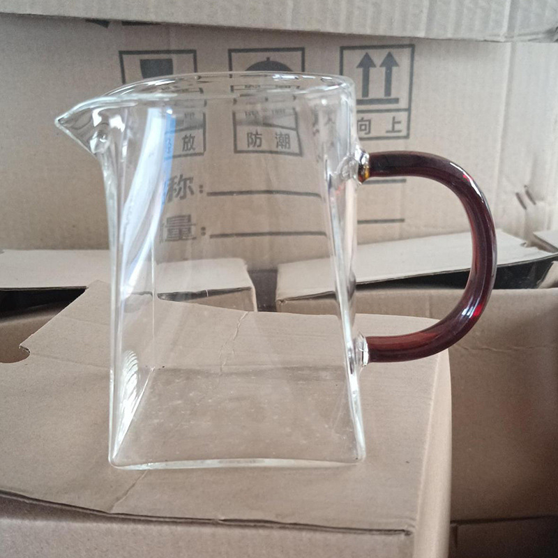 Transparent glass fair cup, household thickened high-temperature resistant large tea tray, tea divider, tea cup, Gongfu tea set accessories Application Scenario