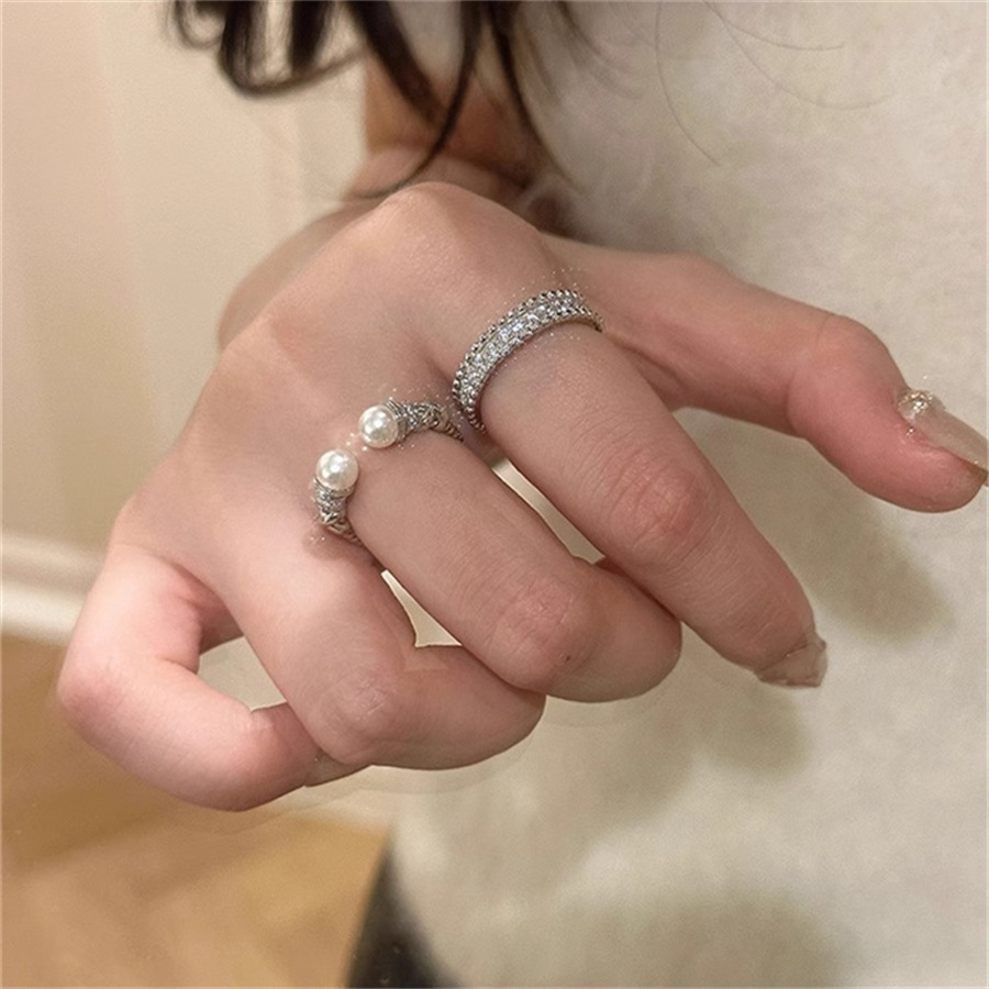 A new mid-style twisted pearl open-top ring with a light luxury and high-end feel. It features a niche design and is a trendy index finger ring Item Picture