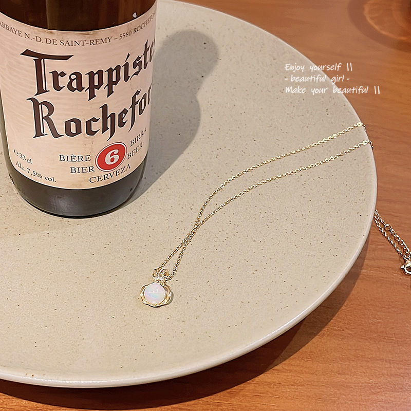 Korean style versatile pearl pendant necklace, cold and cool female style, fashionable and high-end design sense collarbone chain necklace wholesale Application Scenario