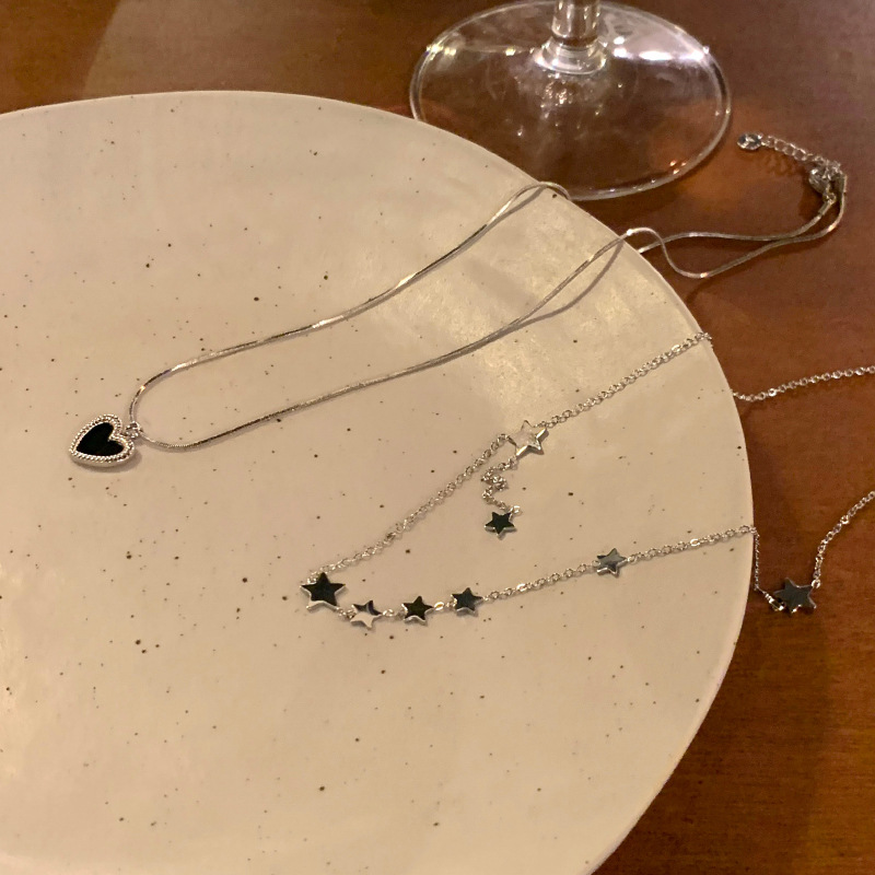 Star tassel heart necklace, a light luxury double-layer niche design for women, sweet and cool style collarbone chain, a high-end neckchain accessory Application Scenario