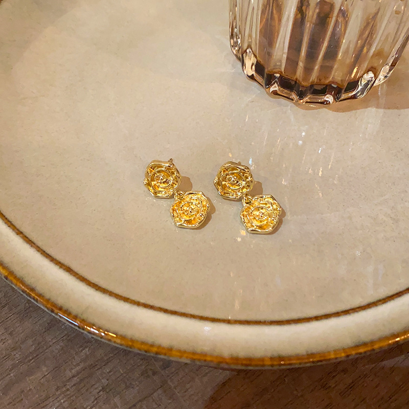 French retro metal rose earrings, a light luxury, niche and high-end look for women, tassel stud earrings, a popular earpiece Application Scenario