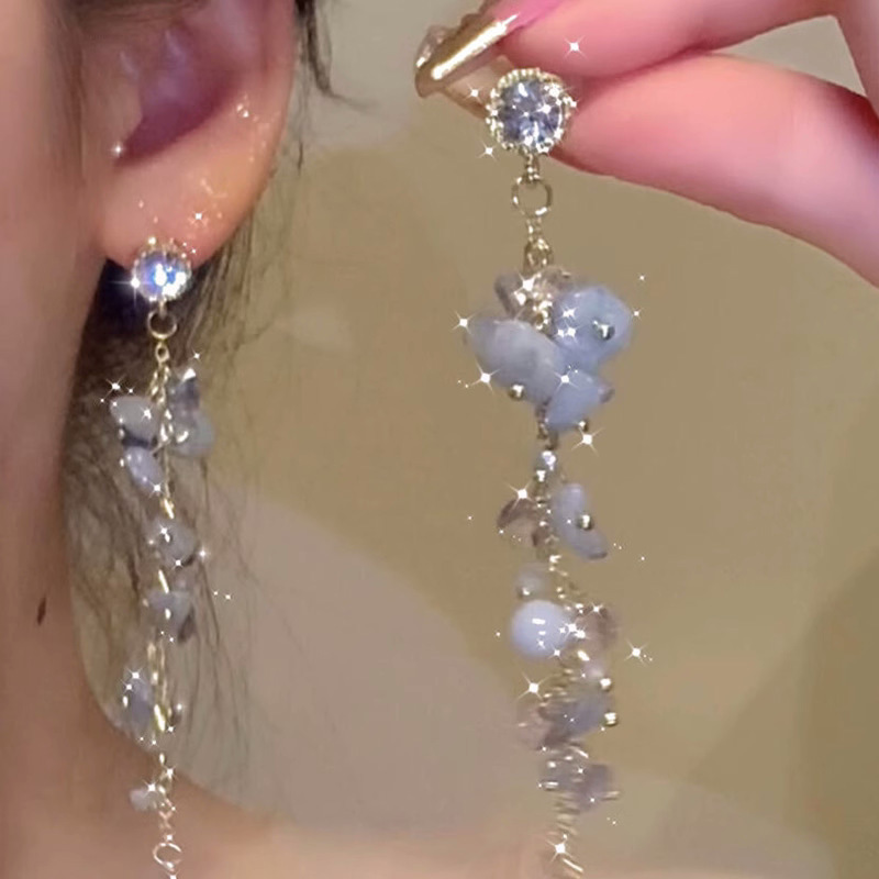 The ultra-ethereal blue crushed stone tassel earrings exude a cold and aloof feminine charm. This is a long, exquisite and high-end earpiece with a unique design full figure