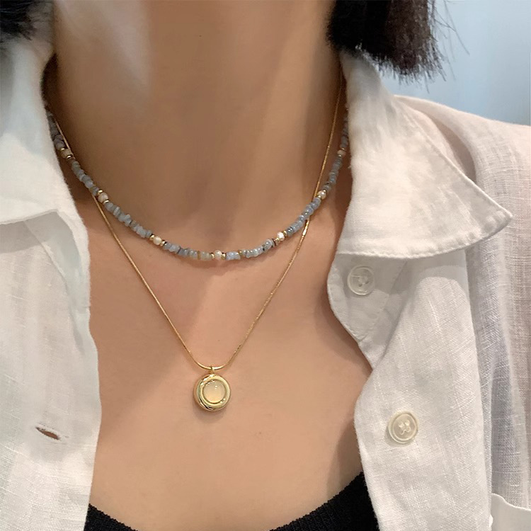 A fresh blue stone beaded stacked necklace with a feminine niche feel, light luxury, elegance and versatility. It's a necklace and collarbone chain full figure
