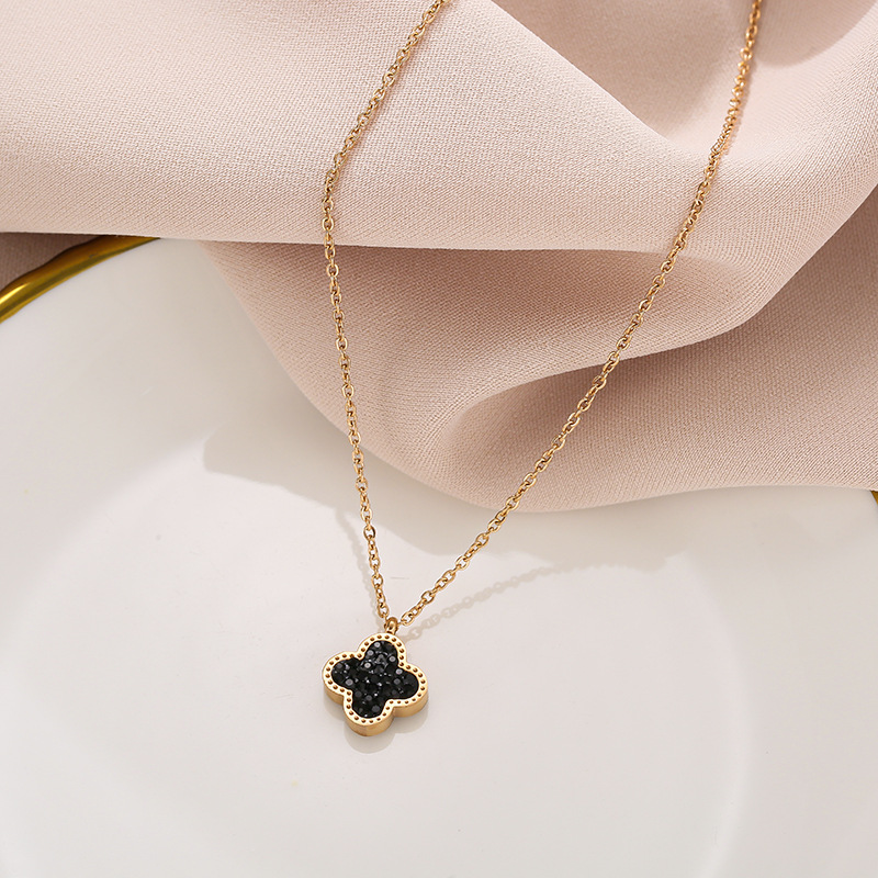 Korean version 18k rose gold full diamond double-sided four-leaf clover necklace, women's titanium steel non-fading light luxury trendy collarbone chain Application Scenario