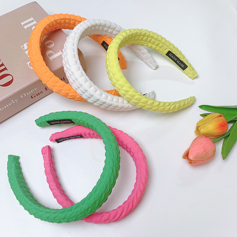 Candy-colored waffle hairbands are sweet and versatile. Sponge height-increasing headbands, mesh with solid-colored hairpins, and facial cleansing hair accessories Application Scenario