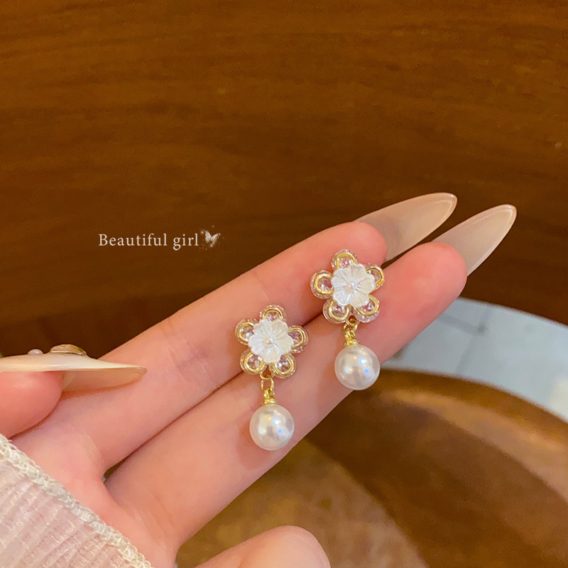 Light luxury exquisite sparkling diamond flower pearl earrings for women, new style of fashionable and simple floral stud earrings in 2025, elegant earrings full figure
