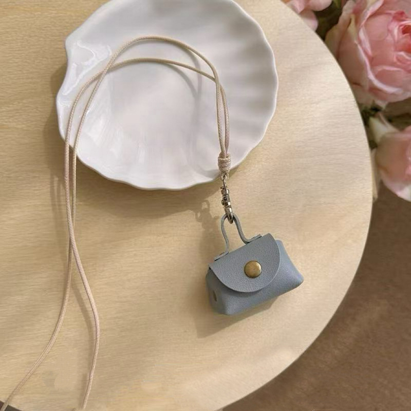 Spring and Summer dopamine leather necklaces, women's 2025 new long magnetic decorative collarbone chain accessory Application Scenario
