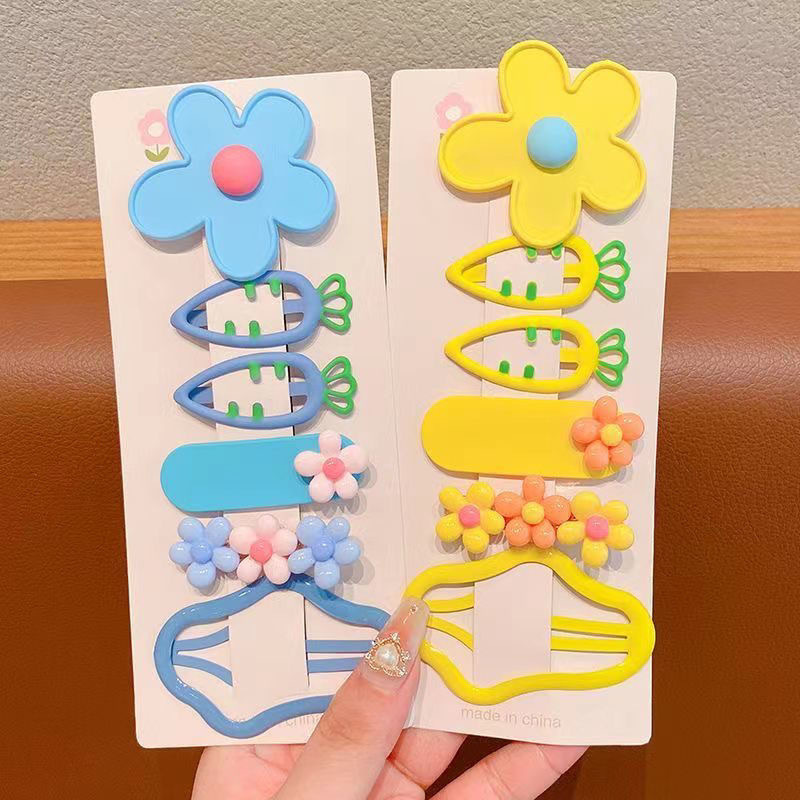 Children's candy-colored cloud hair clips, hollowed-out broken hair clips, BB clips, cute side hair clips at the back of a little girl's head Application Scenario