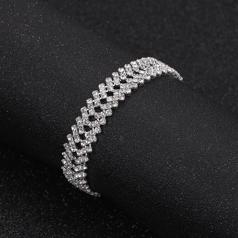 Jianla Factory direct sales of European and American three-piece water diamond claw chain jewelry sets. E-commerce supply for bride accessories ZN004 Application Scenario