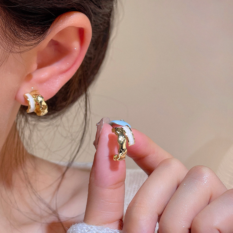 Diamond-shaped small Chanel double-layer C-shaped stud earrings for women, with a unique and elegant touch of light luxury and high-end style, are spring internet-famous earrings details Picture