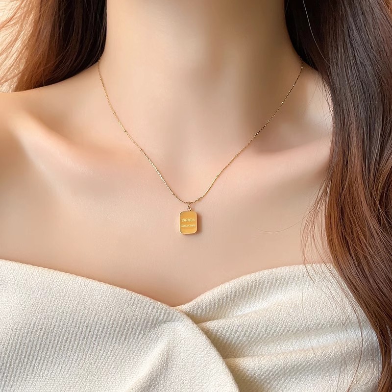The "Little Golden Brick Titanium Steel Necklace" for women is a light luxury and niche 2025 new style. It exudes a sense of high-end collarbone necklaces and is a versatile decorative accessory Application Scenario