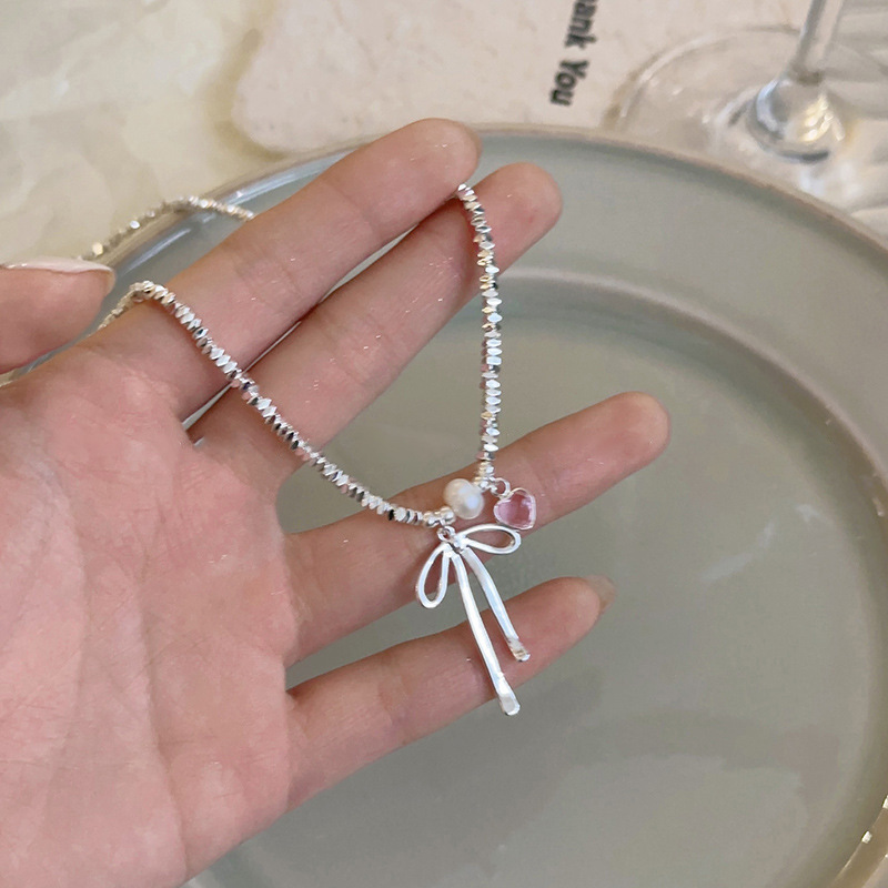 Silver coin metal bow heart-shaped pearl necklace, a unique and versatile design for women, a neck chain and collarbone chain Application Scenario