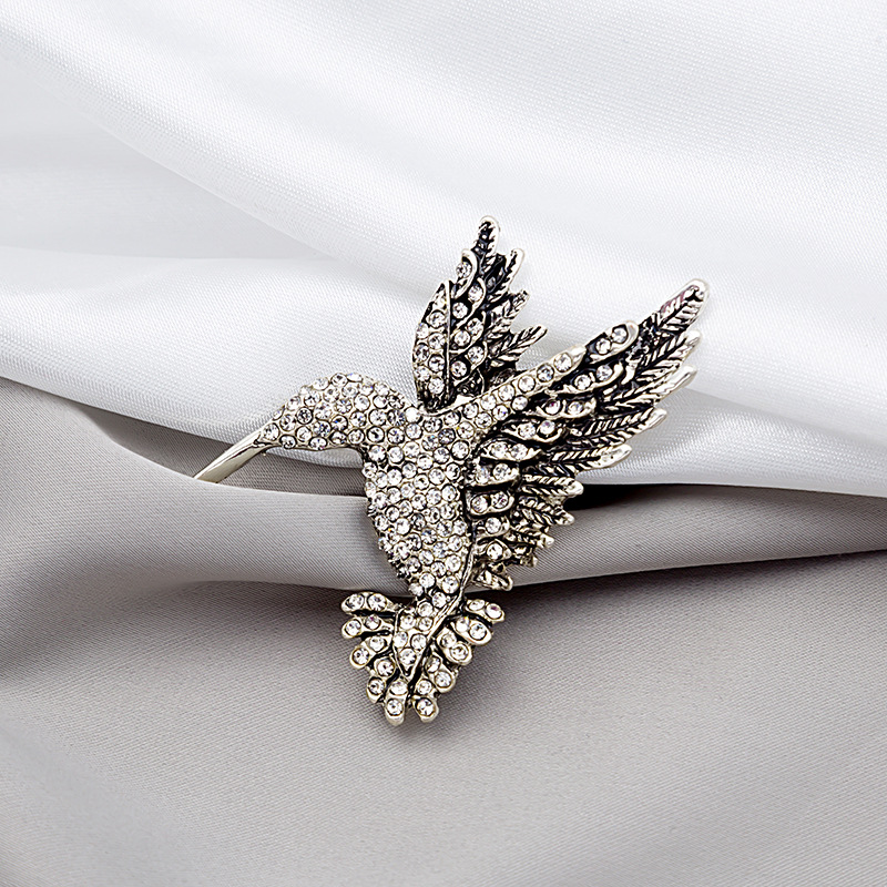 European and American trendy creative eagle brooches, retro fashion, versatile and elegant clothing accessories, suit pins, badges Application Scenario