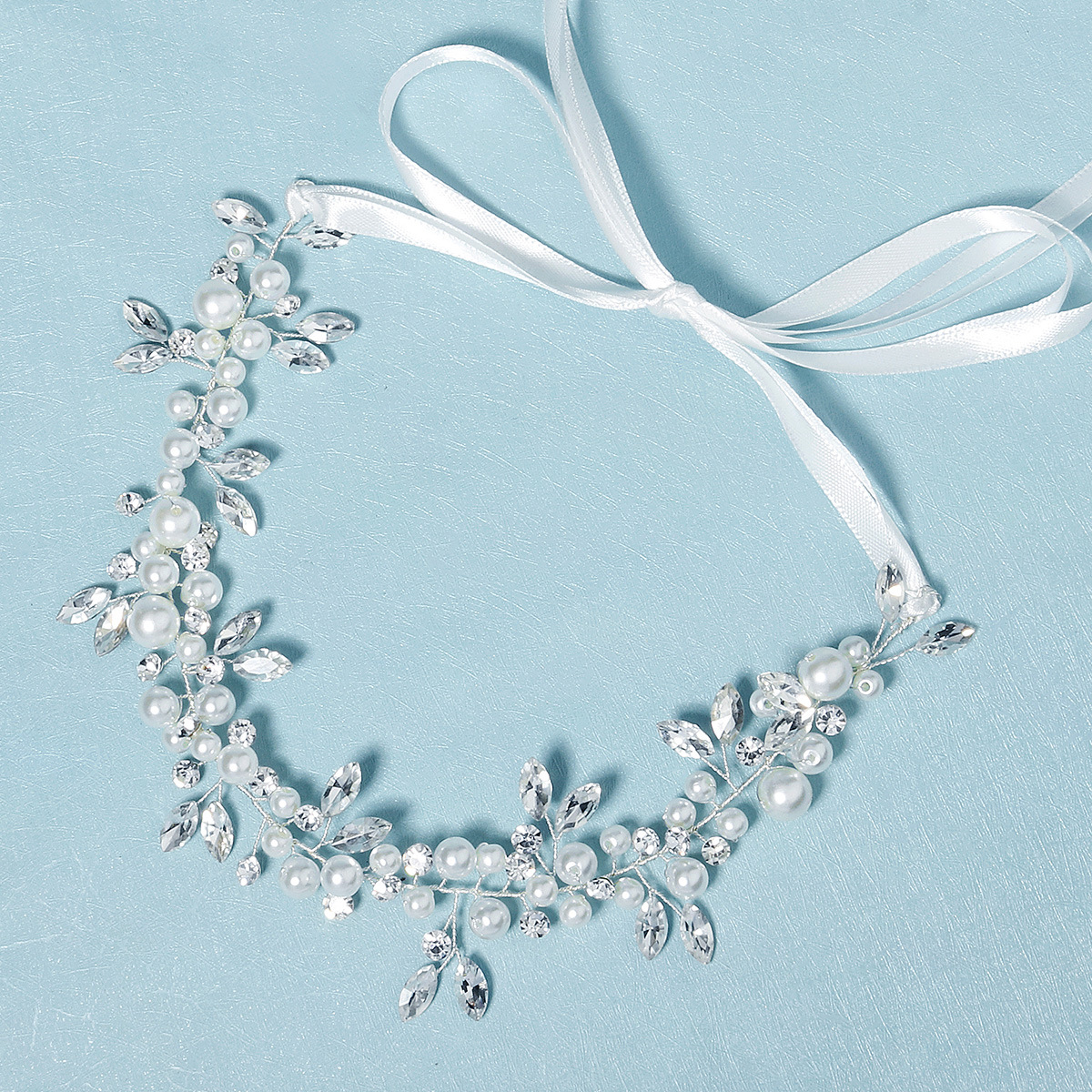 The new accessories are simple and elegant. They are leaf hair accessories, handcrafted rhinestone and pearl hair bun headwear, and hair bands for brides, wedding gowns and evening gowns details Picture