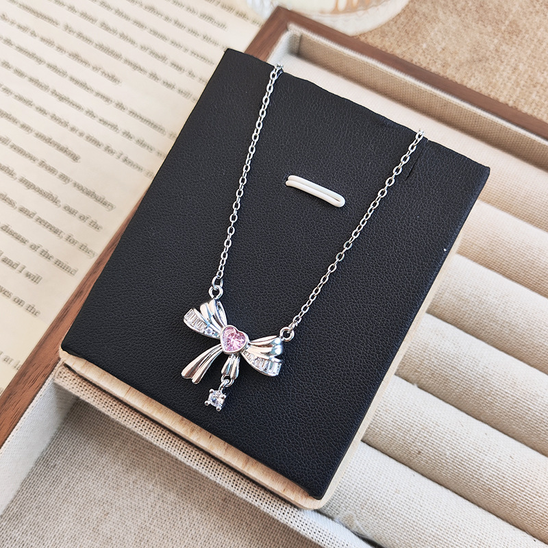Pink diamond heart-shaped butterfly titanium steel necklace, fashionable, sweet and girlish for women, collarbone chain, elegant and light luxury style accessories wholesale Specification drawing