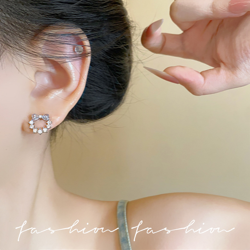 Sweet hollowed-out bow, diamond-encrusted stud earrings, delicate and light luxury earrings for women, simple and versatile forest-themed earrings and earrings Application Scenario