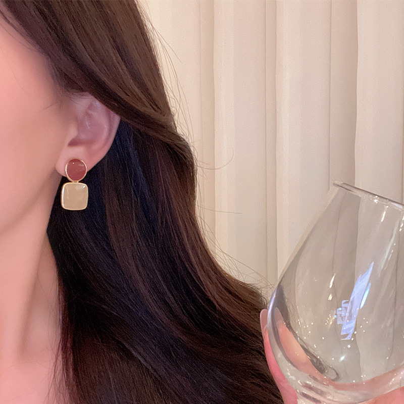 Hong Kong-style retro color-blocking geometric stud earrings, women's fashionable, individual and simple daily commuting oil-dripping earrings and earrings wholesale Application Scenario