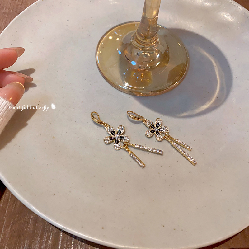 S925 Silver Needle diamond-encrusted flower tassel earrings, a long and elegant European and American retro style earring for women, a light luxury accessory for socialite Application Scenario