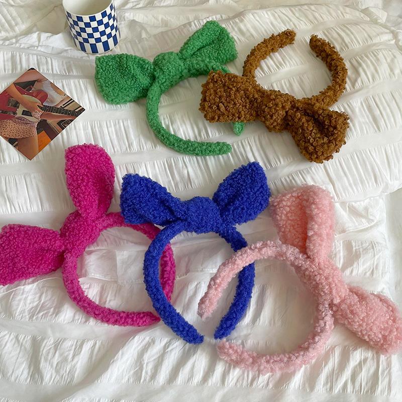 A cute plush bow headband for women to wash their faces, apply makeup and press their hair. It's a Korean-style popular all-rounder headband and accessory details Picture