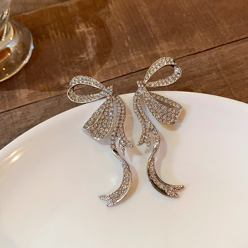 Full-diamond ribbon bow stud earrings in a cold and elegant style for women, light luxury and niche design, high-end and trendy earrings Application Scenario