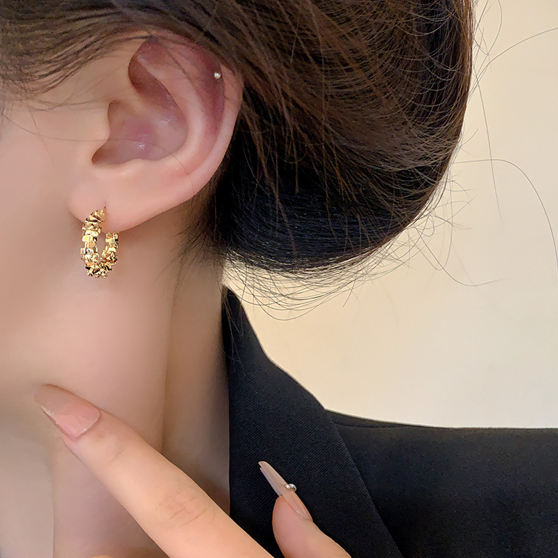 Silver broken silver C-shaped earrings, a versatile and niche design for women in summer. The stud earrings are simple and cool in style Specification drawing