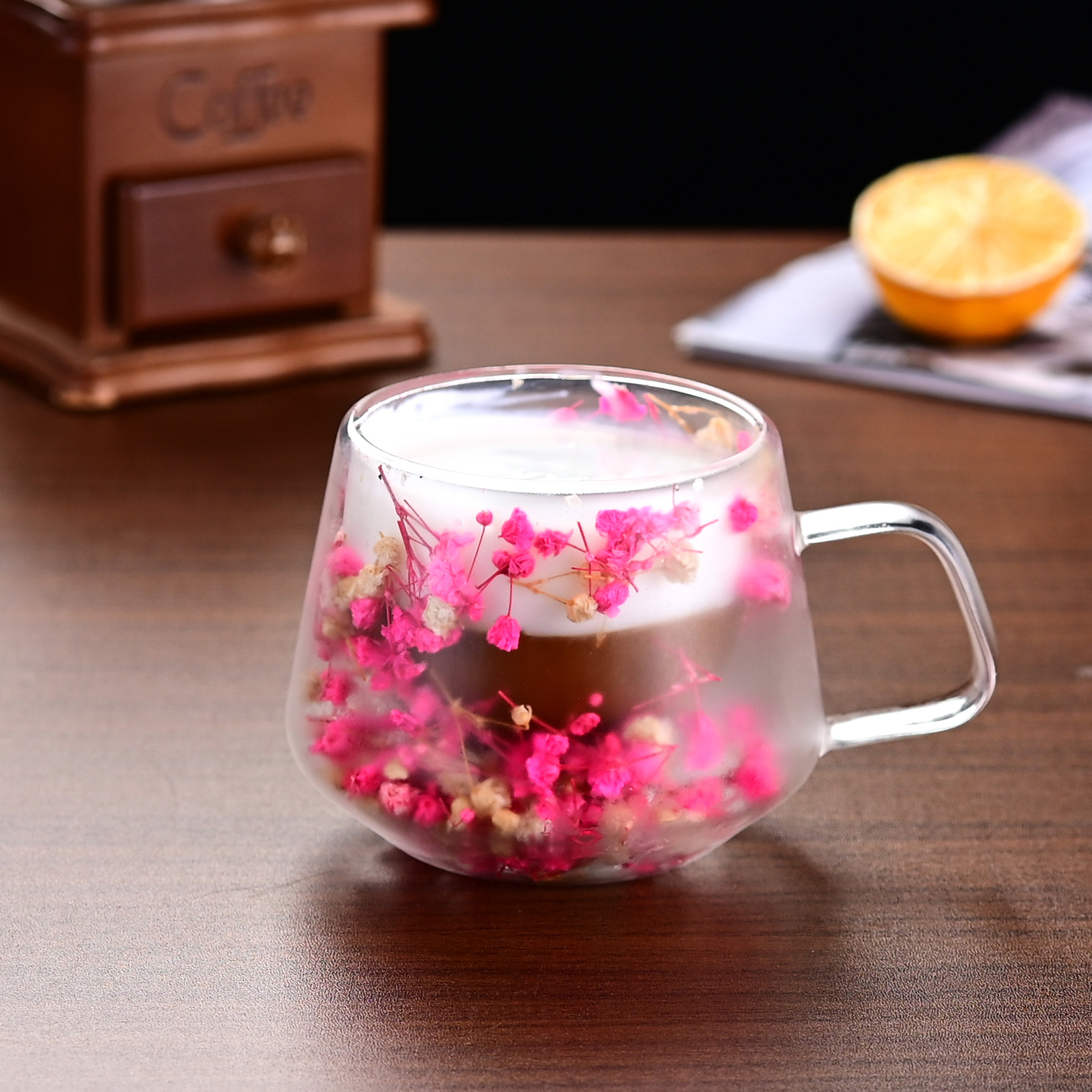 Cross-border new product, popular double-layered glass cup with real flowers, high appearance level, souvenir coffee cup, high borosilicate simple cup Application Scenario