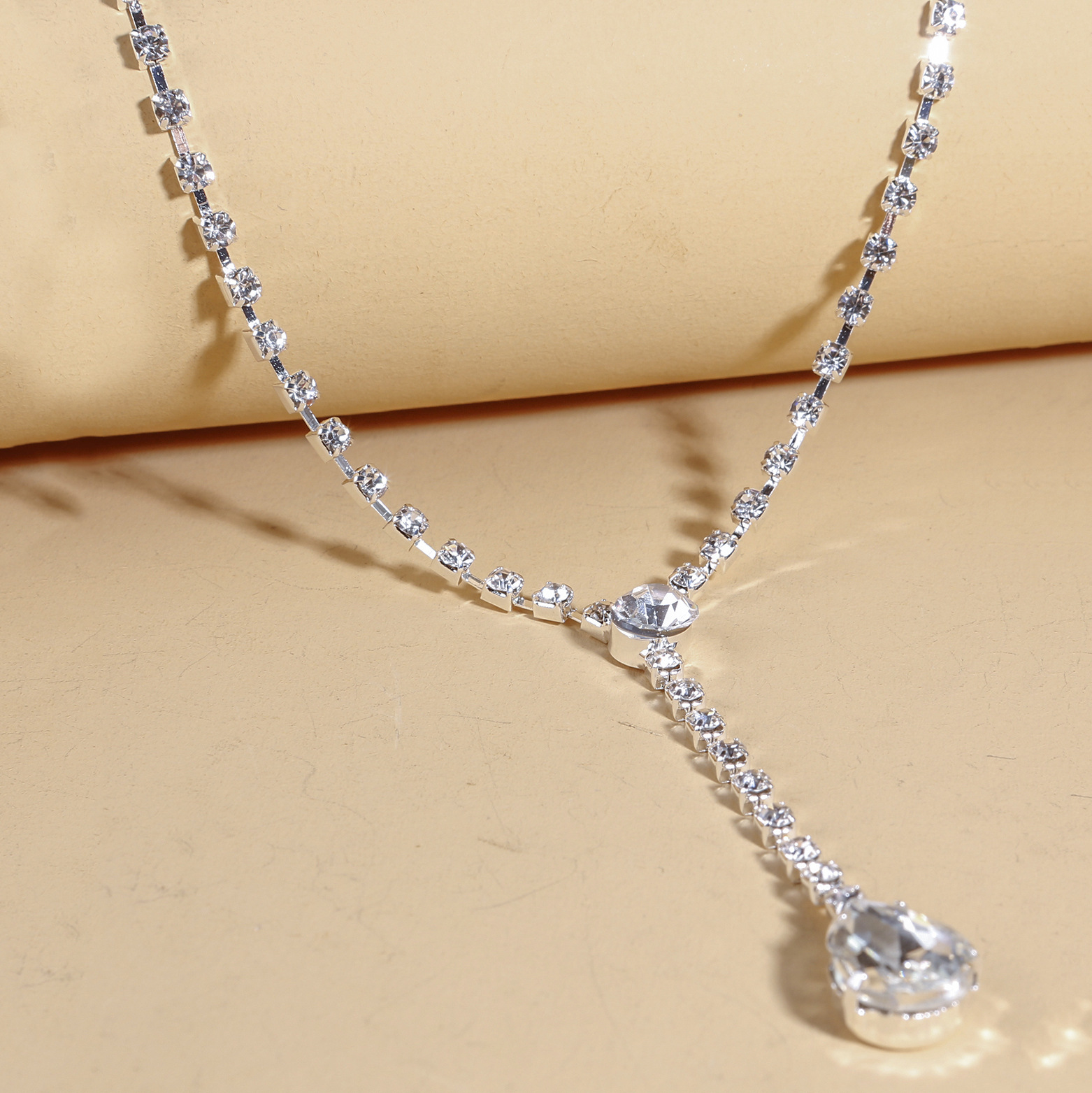 Cross-border exclusive bride necklace set, European and American wedding matching earrings, necklace and jewelry two-piece set manufacturer supply Application Scenario