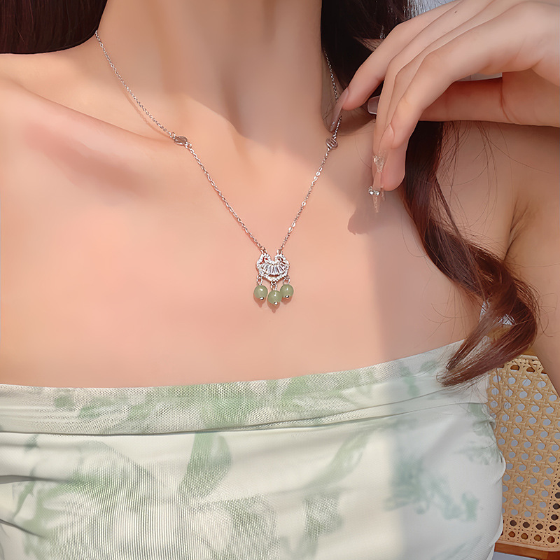 New Chinese-style retro peace lock pendant necklace, women's fashion, niche design sense, versatile, popular collarbone chain accessory full figure