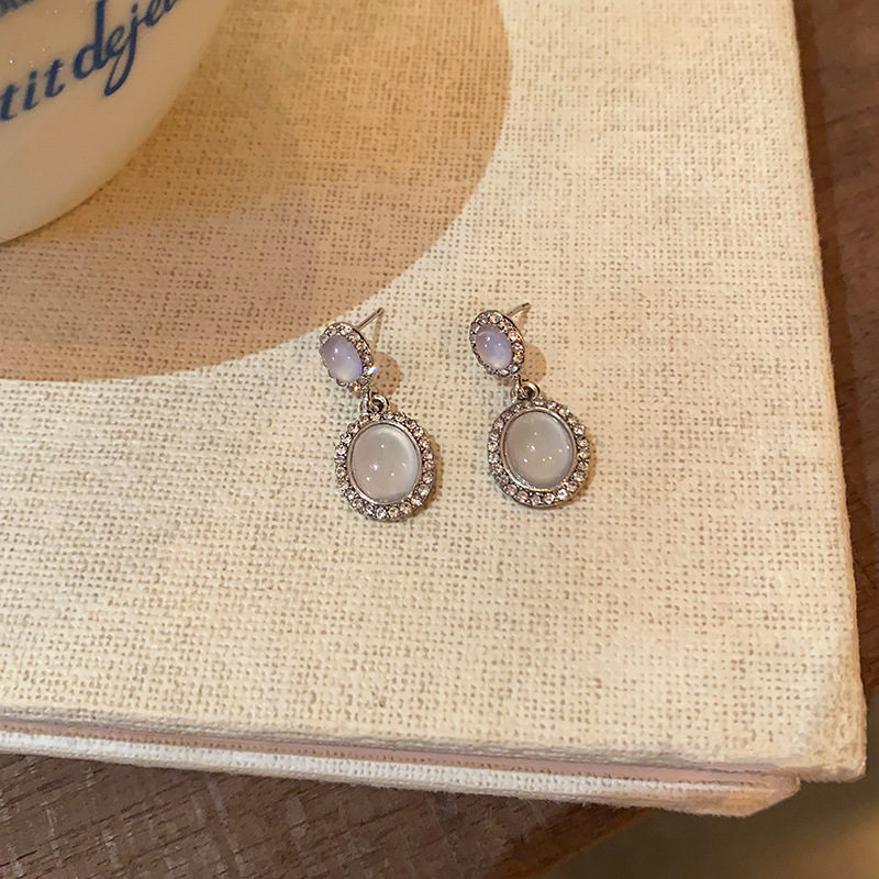 Korean-style sweet cat's eye oval earrings, a light luxury, niche and high-end look for women, diamond-encrusted stud earrings, a stylish and trendy earpiece Specification drawing