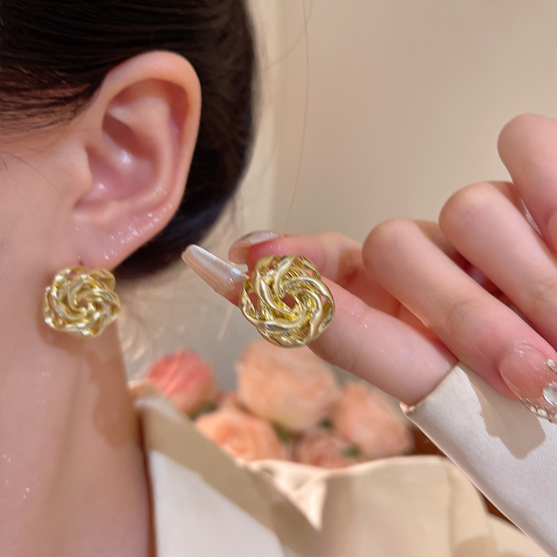 Golden hollowed-out flower ear studs, a light luxury and high-end style, elegant and grand earrings, a unique and best-selling accessory for women in 2025 details Picture