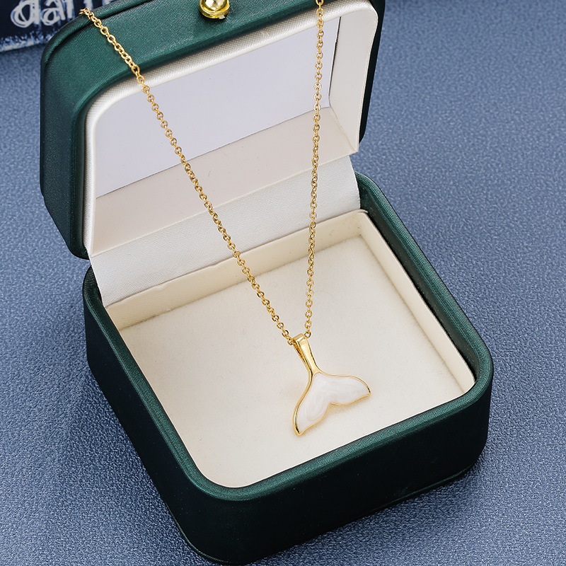 A simple 18k gold-plated oil-dripping fishtail pendant from Japan and South Korea, featuring a titanium steel chain with a unique design for women and a versatile collarbone chain Application Scenario