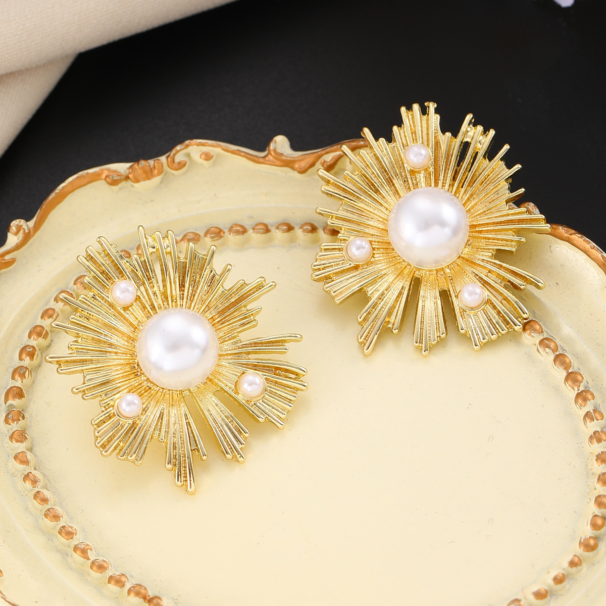 Sunflower pearl stud earrings for women, with a light luxury and high-end feel, unique and exaggerated earrings, and a niche European and American style Application Scenario