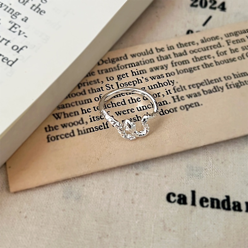 The little Spirit Snake ring features an InS-style niche design with a sweet, cool and high-end feel. It's an open-mouth food-eating ring that is unique and trendy details Picture