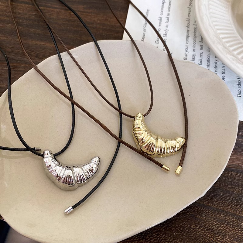 Korean croissant black leather rope necklace for women 2024 new style, versatile and elegant long sweater chain collarbone chain accessory Application Scenario