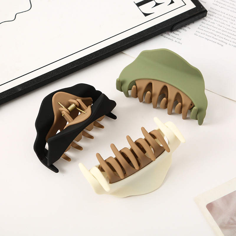Wholesale small claw clip, shark clip at the back of the head, women's hair clip, autumn and winter niche design, high-end color two-tone triangular hair clip Application Scenario