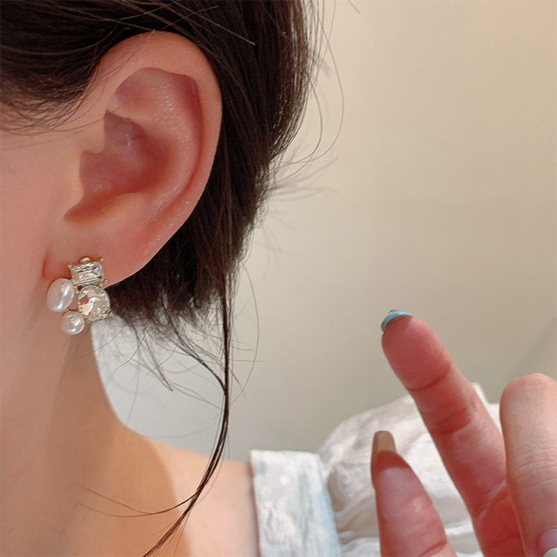 French-style irregular pearl stud earrings for women, with a unique and elegant, light luxury style, are exquisite and best-selling earrings Application Scenario